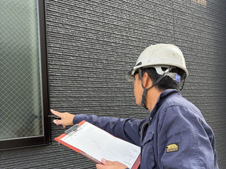 外壁の状態を確認する現地調査の様子